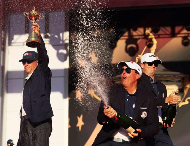 ryder-cup-mickelson-champagne-davis-love