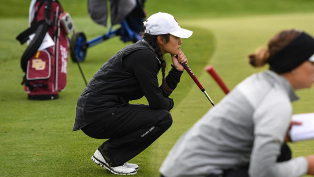 Mary Weinstein reads a putt.