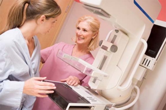 Nurse conducting a mammogram